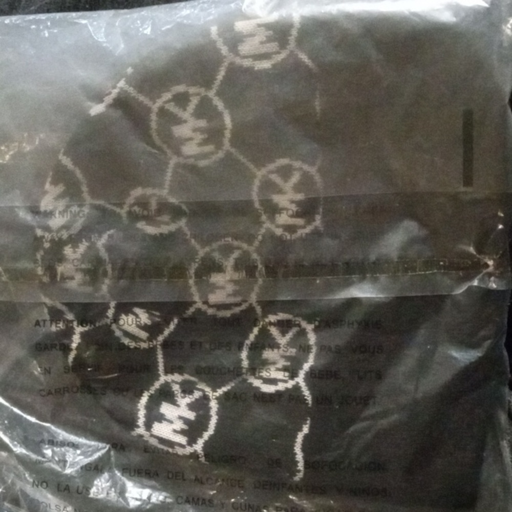 Michael Kors beanie (like new) - Picture 3 of 4